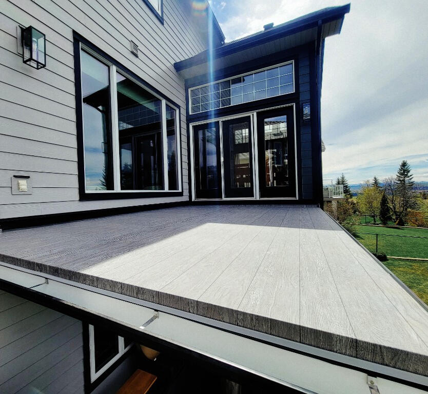 Waterproof and non-slippery vinyl membrane.